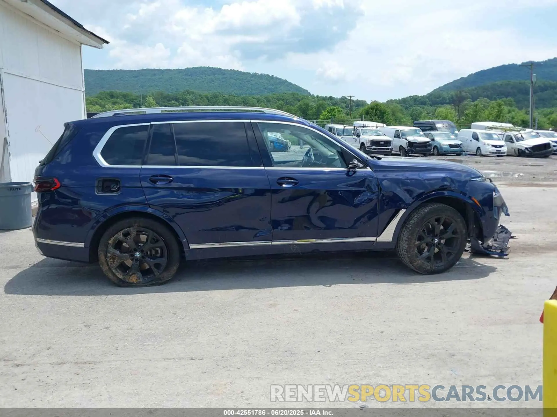 13 Photograph of a damaged car 5UX23EM00P9P21091 BMW X7 2023