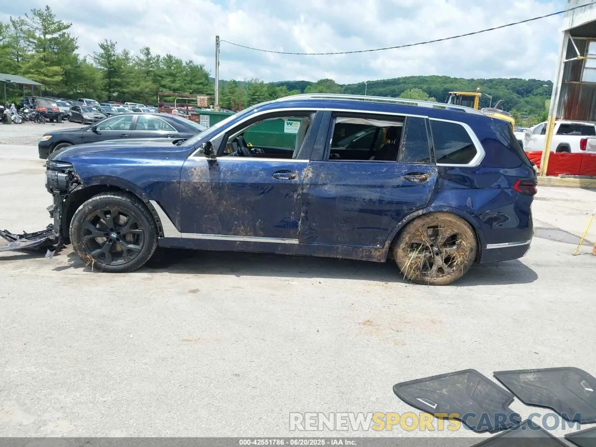 14 Photograph of a damaged car 5UX23EM00P9P21091 BMW X7 2023