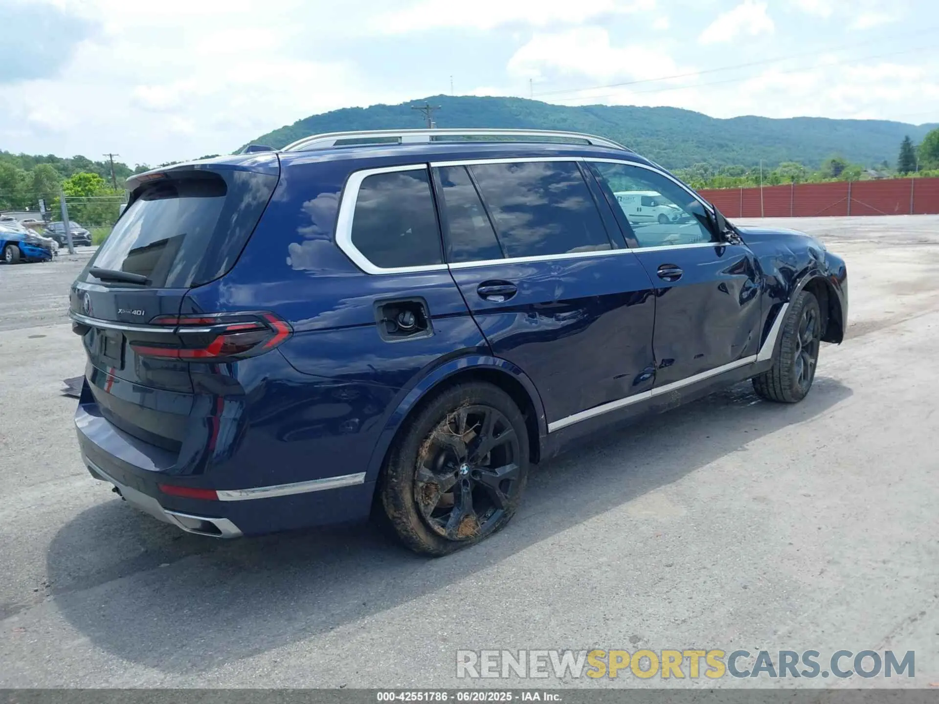 4 Photograph of a damaged car 5UX23EM00P9P21091 BMW X7 2023
