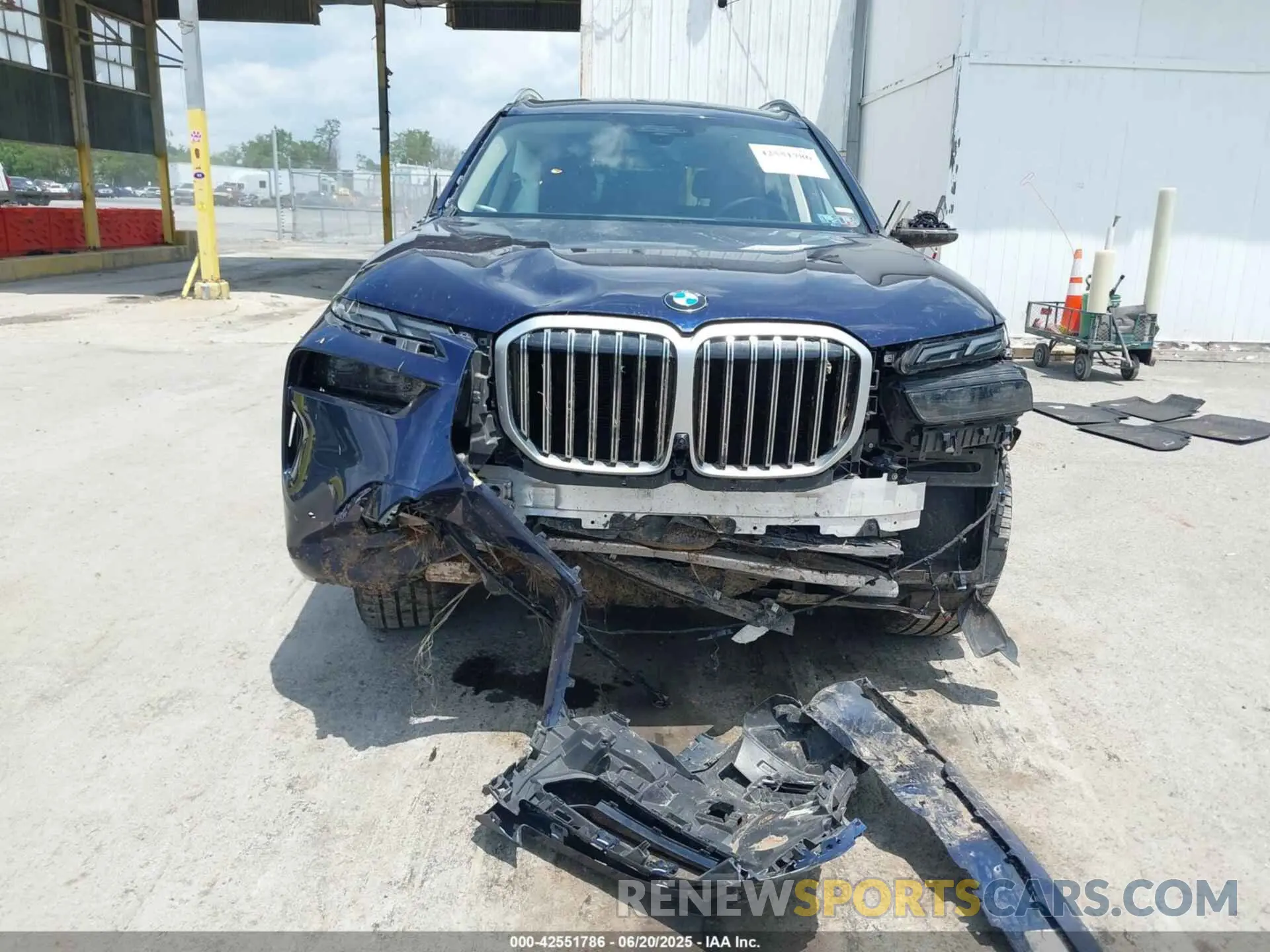 6 Photograph of a damaged car 5UX23EM00P9P21091 BMW X7 2023