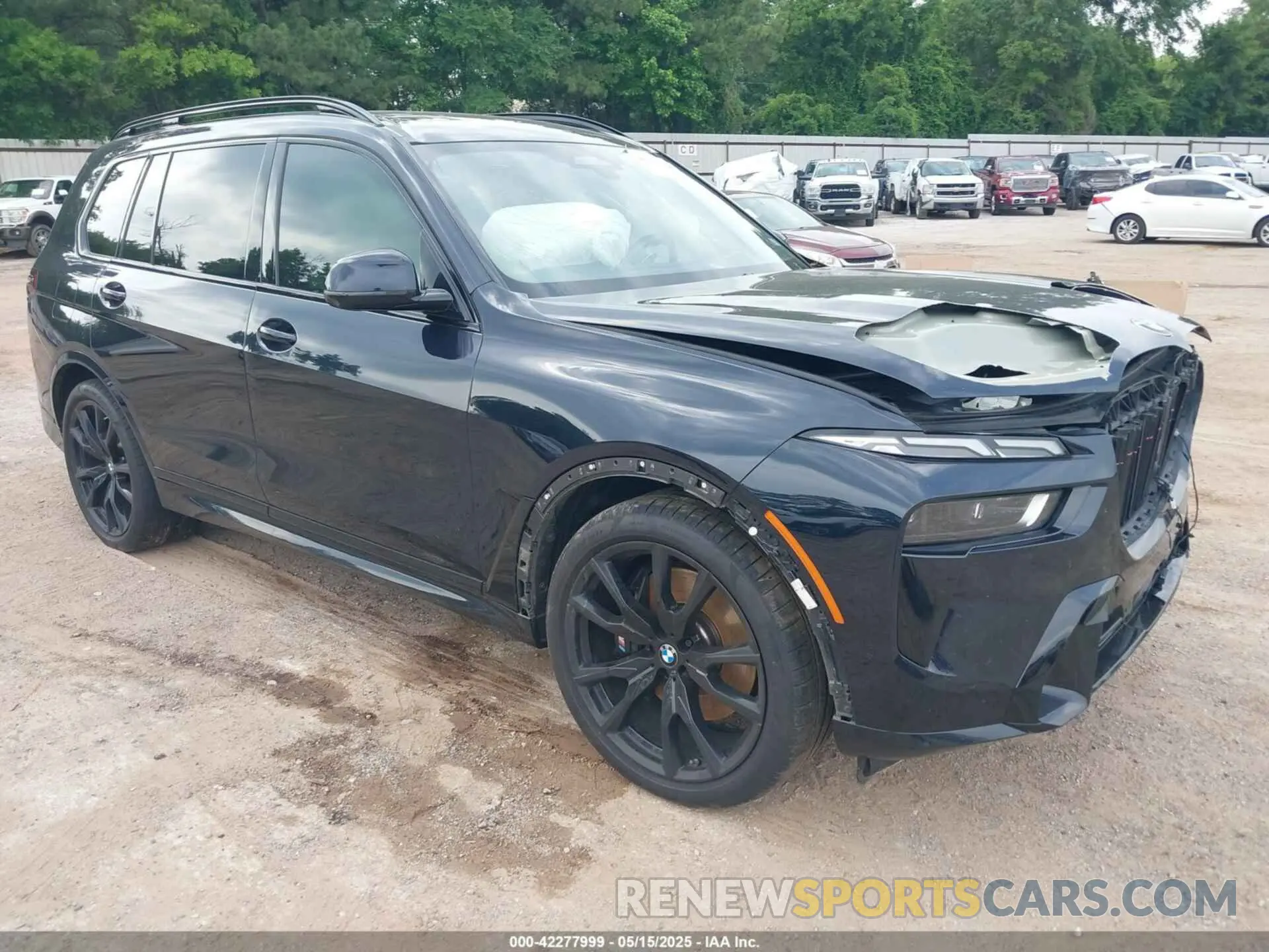 1 Photograph of a damaged car 5UX23EM00P9R09660 BMW X7 2023