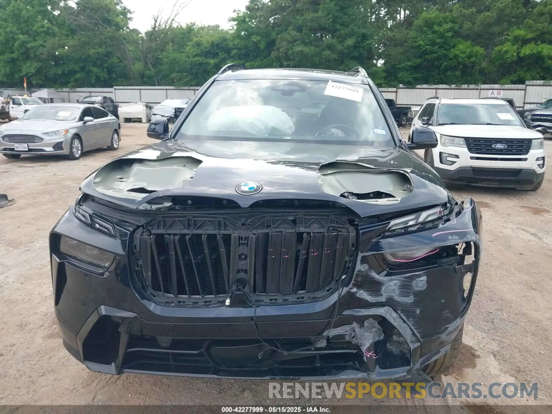 13 Photograph of a damaged car 5UX23EM00P9R09660 BMW X7 2023
