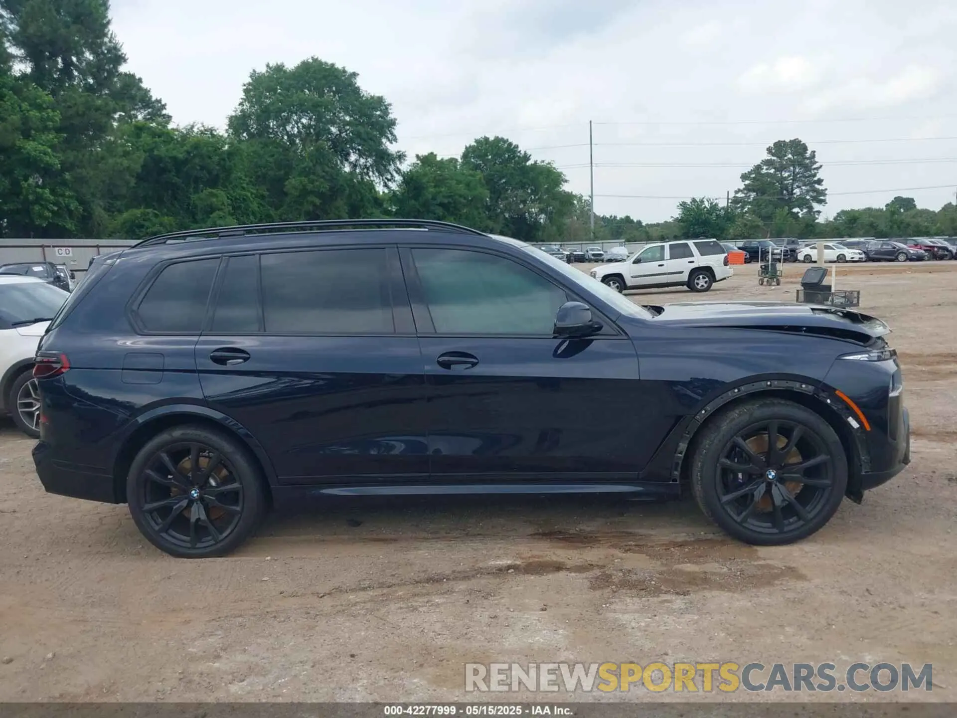 14 Photograph of a damaged car 5UX23EM00P9R09660 BMW X7 2023