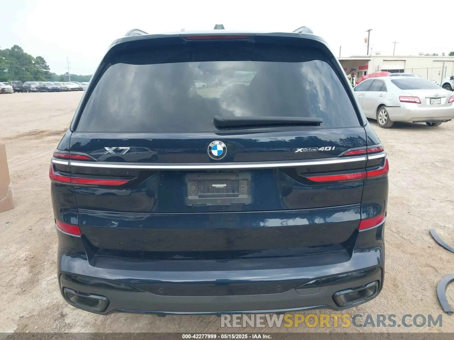 17 Photograph of a damaged car 5UX23EM00P9R09660 BMW X7 2023