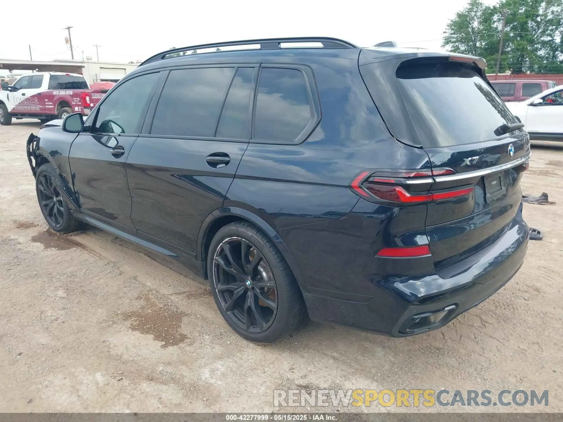 3 Photograph of a damaged car 5UX23EM00P9R09660 BMW X7 2023