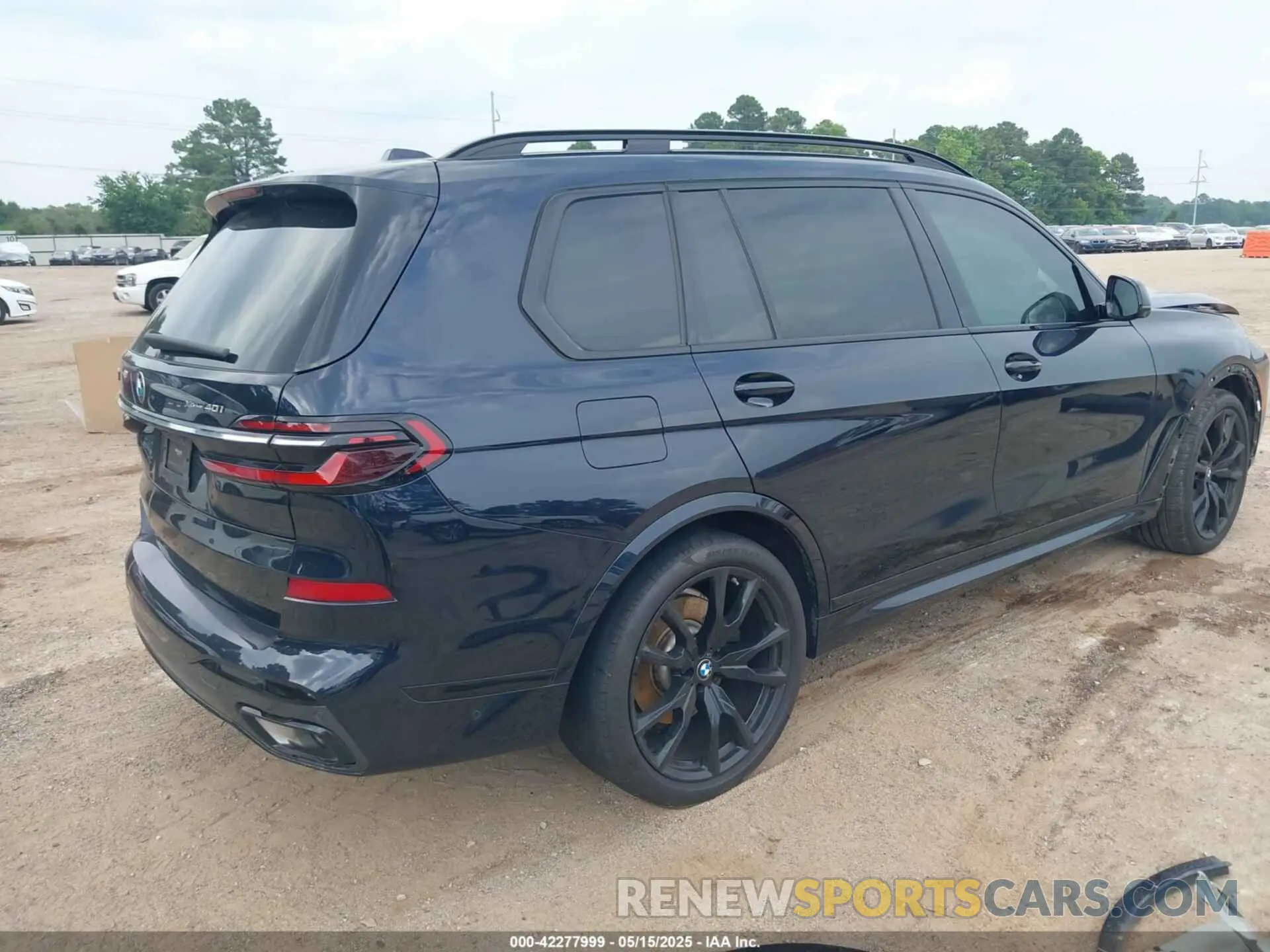 4 Photograph of a damaged car 5UX23EM00P9R09660 BMW X7 2023
