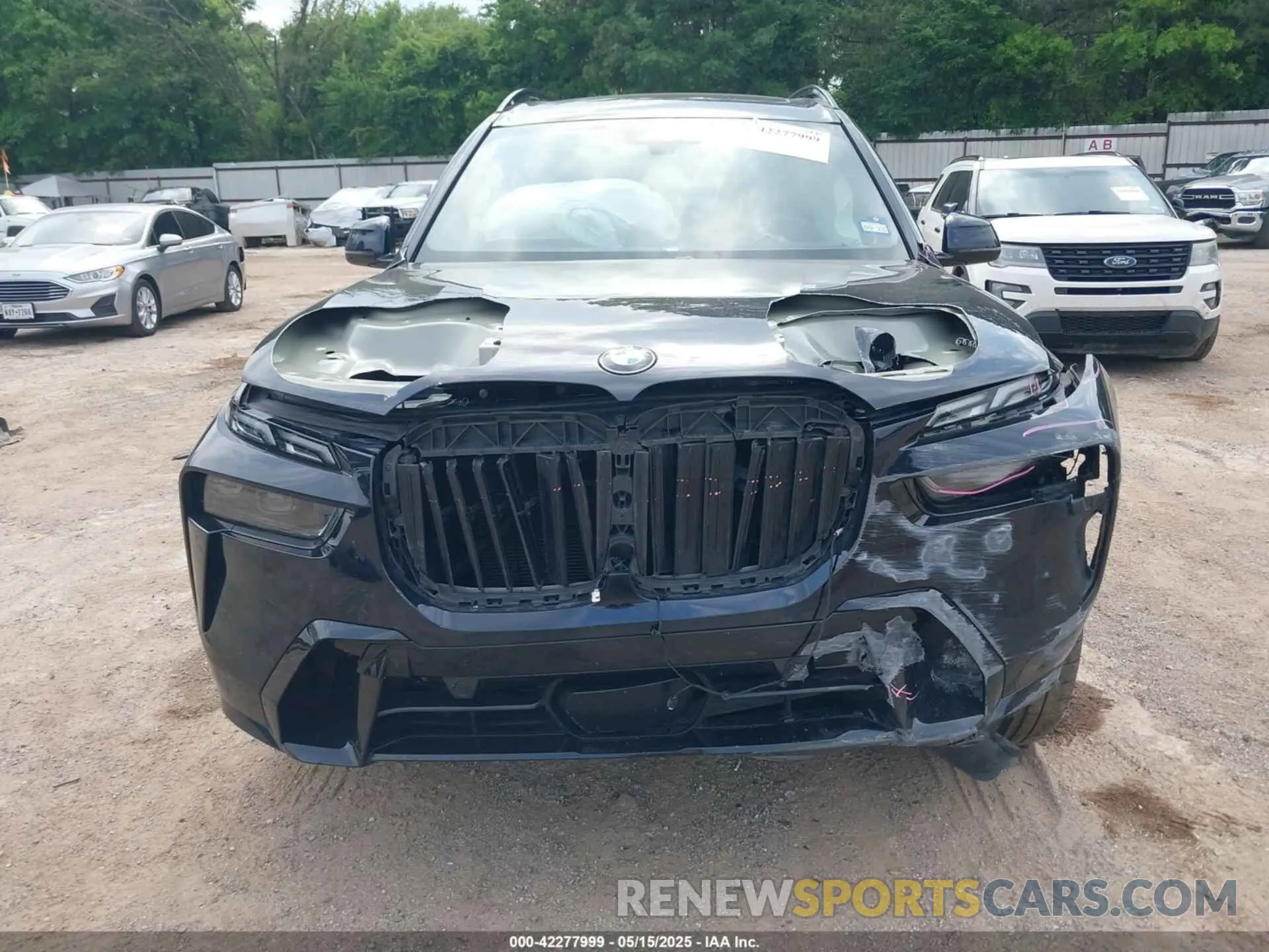 6 Photograph of a damaged car 5UX23EM00P9R09660 BMW X7 2023