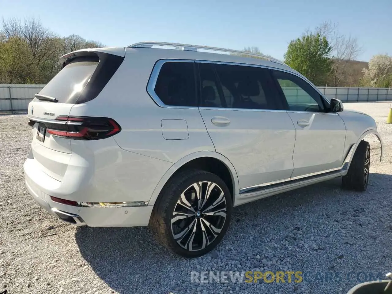 3 Photograph of a damaged car 5UX23EM00P9R40276 BMW X7 2023