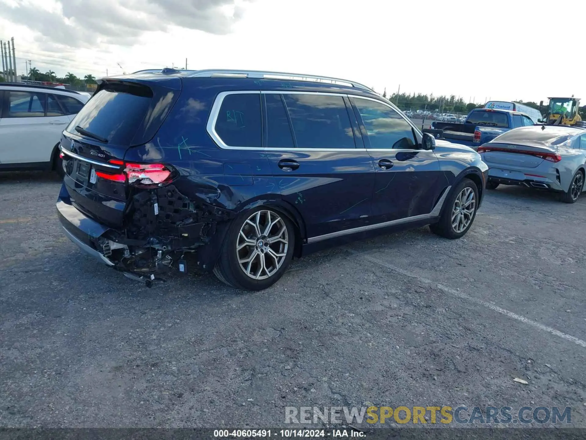 6 Photograph of a damaged car 5UX23EM01P9N67491 BMW X7 2023