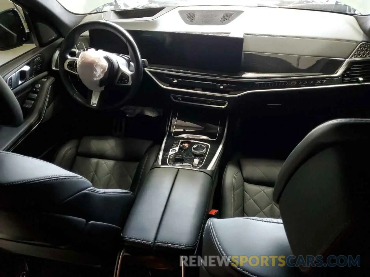 8 Photograph of a damaged car 5UX23EM01P9R78454 BMW X7 2023