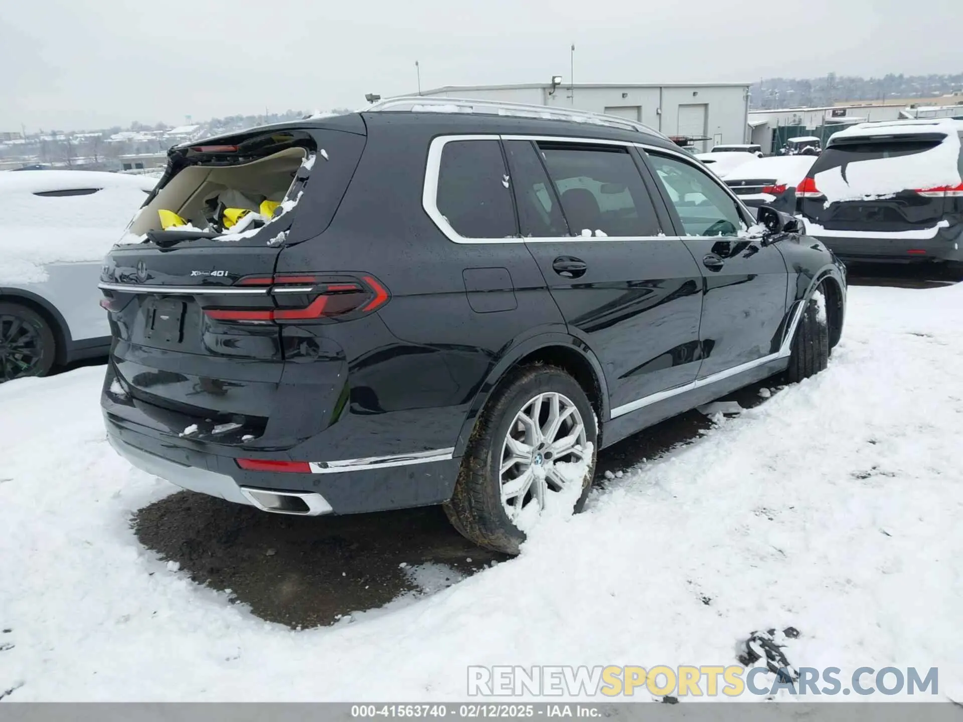 4 Photograph of a damaged car 5UX23EM02P9P75041 BMW X7 2023
