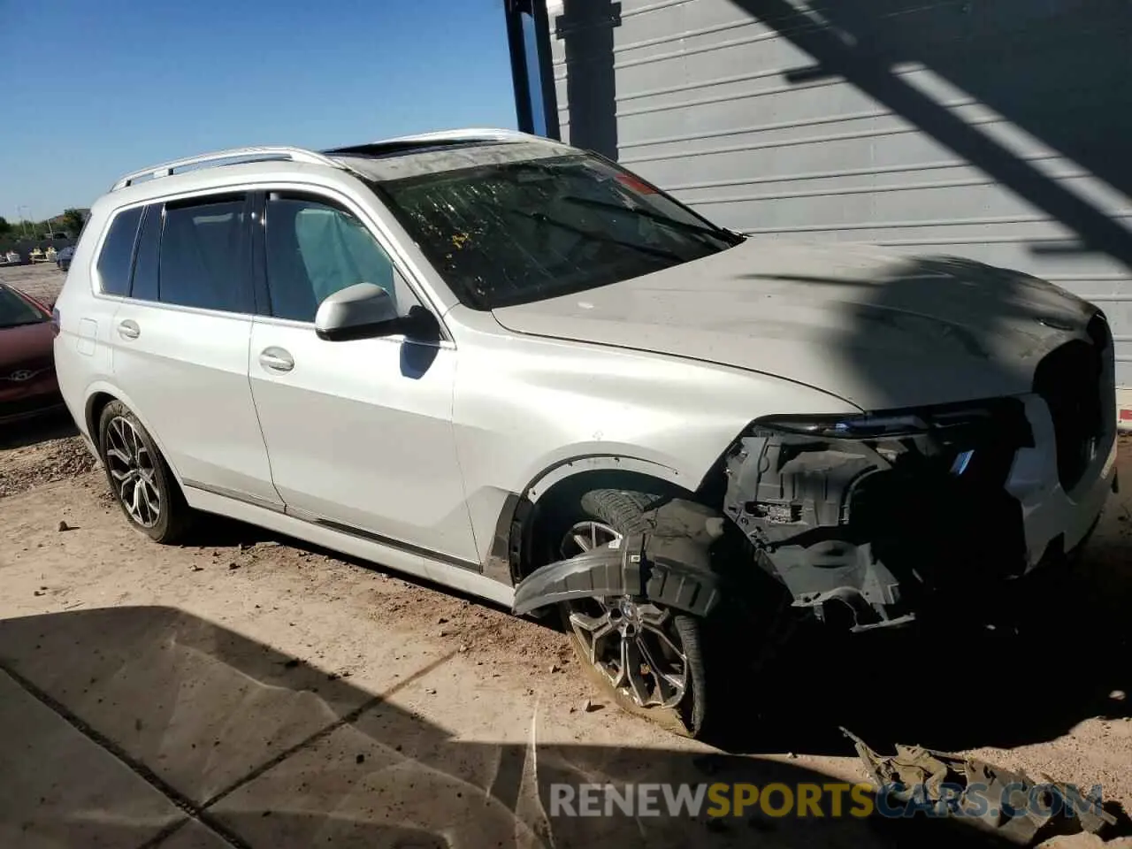 4 Photograph of a damaged car 5UX23EM02P9R84960 BMW X7 2023
