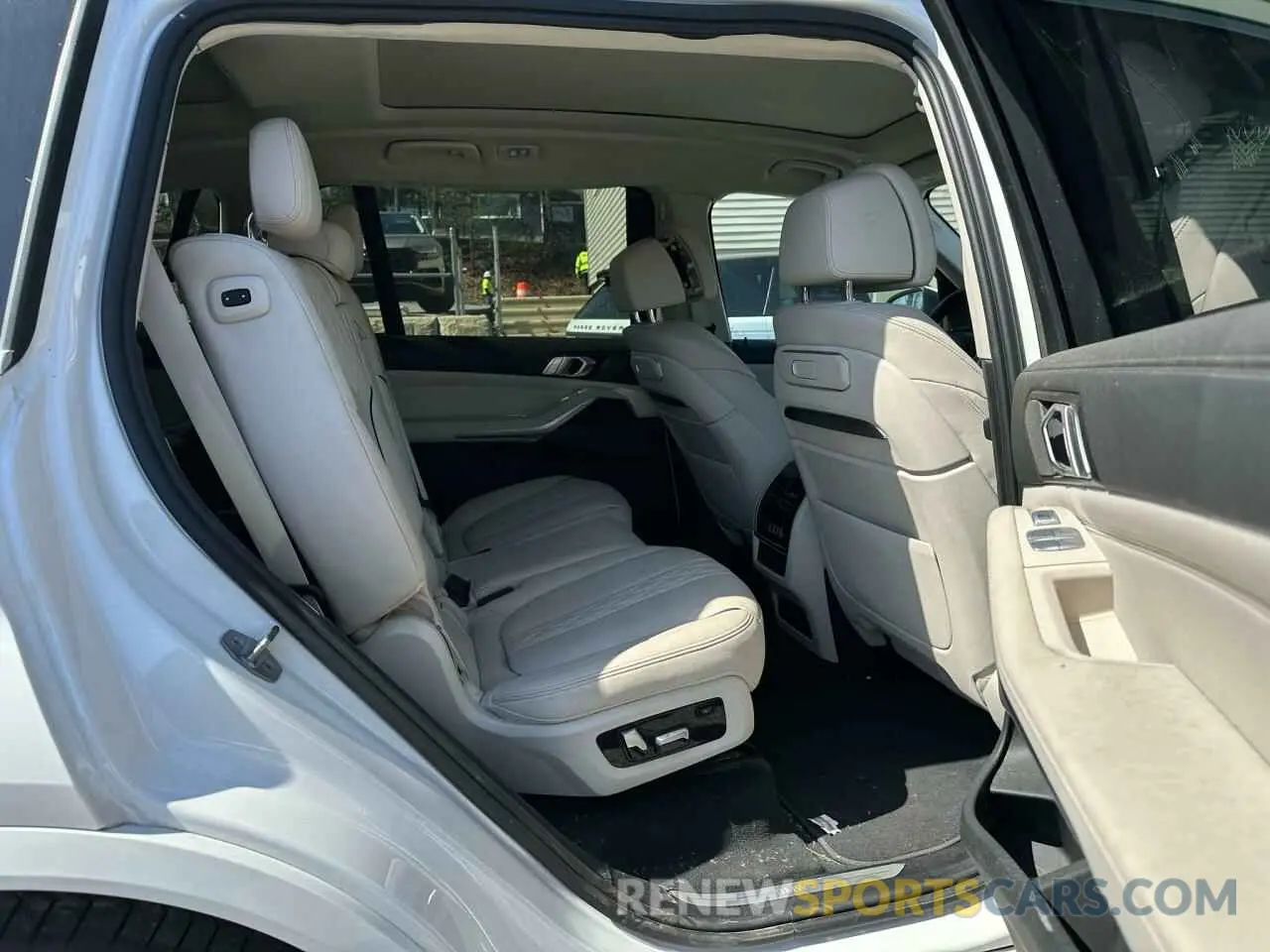 8 Photograph of a damaged car 5UX23EM03P9P67515 BMW X7 2023