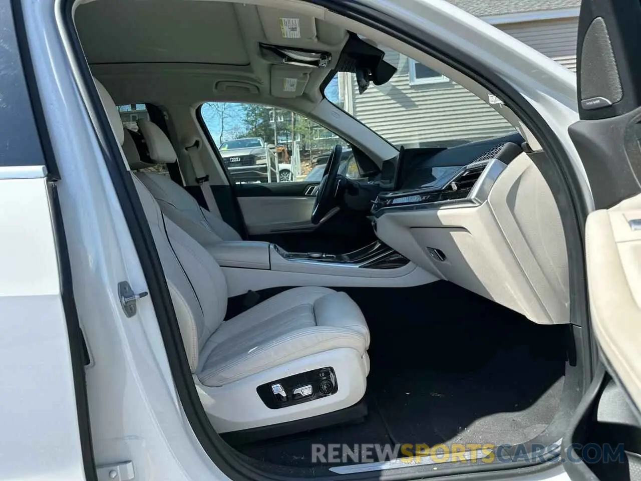9 Photograph of a damaged car 5UX23EM03P9P67515 BMW X7 2023