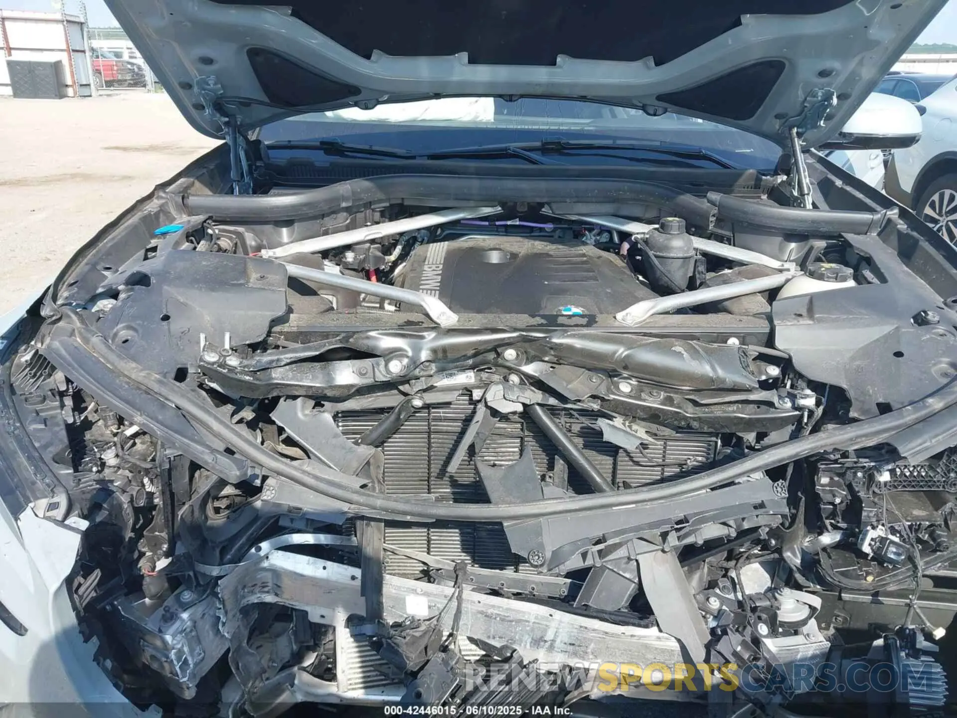 10 Photograph of a damaged car 5UX23EM03P9P71869 BMW X7 2023