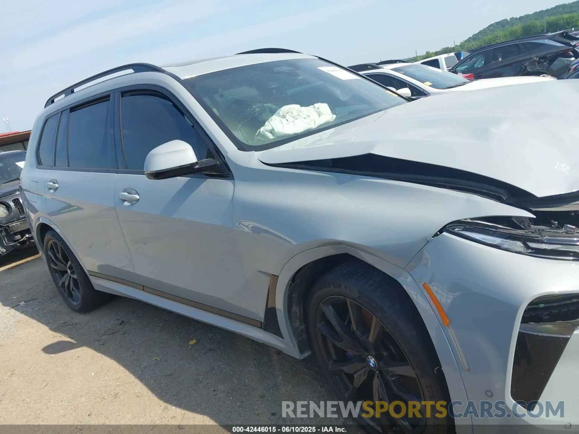 14 Photograph of a damaged car 5UX23EM03P9P71869 BMW X7 2023