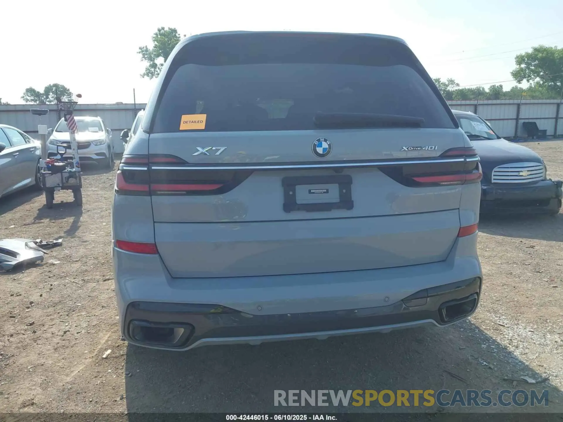 17 Photograph of a damaged car 5UX23EM03P9P71869 BMW X7 2023