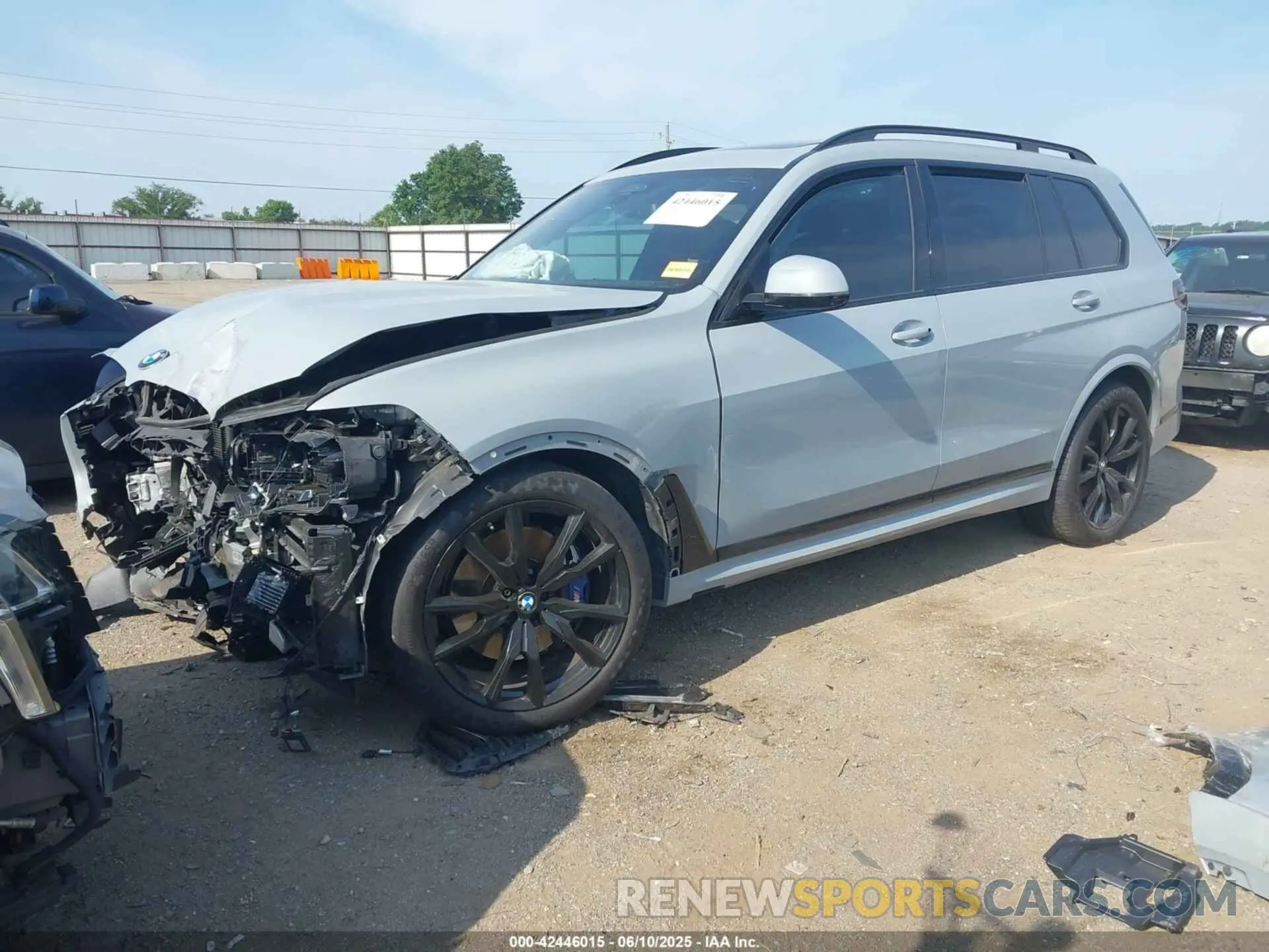 2 Photograph of a damaged car 5UX23EM03P9P71869 BMW X7 2023