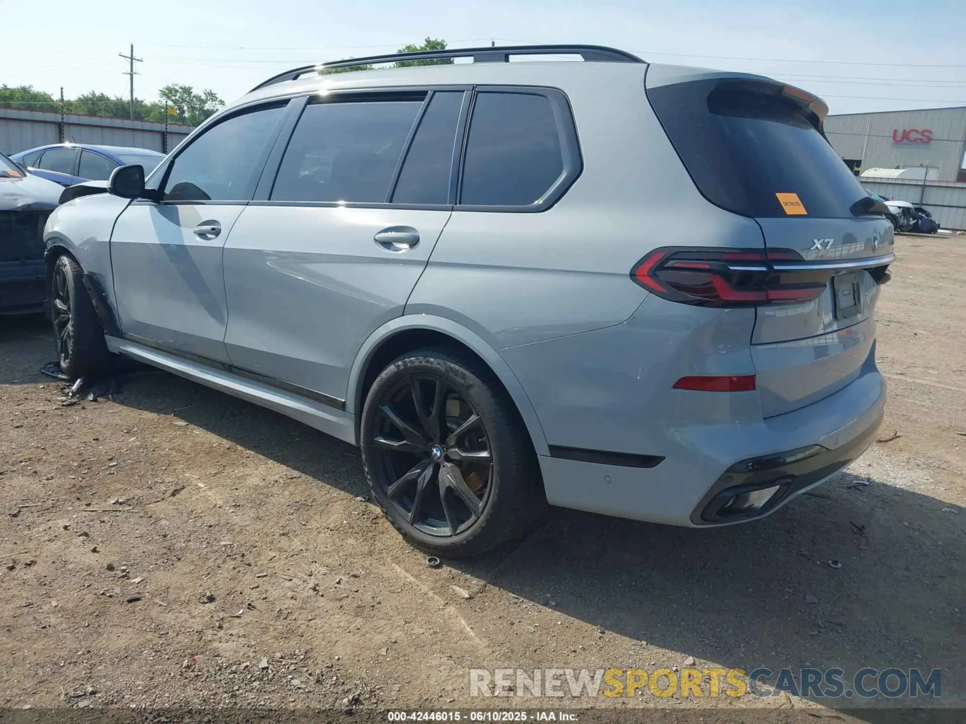 3 Photograph of a damaged car 5UX23EM03P9P71869 BMW X7 2023