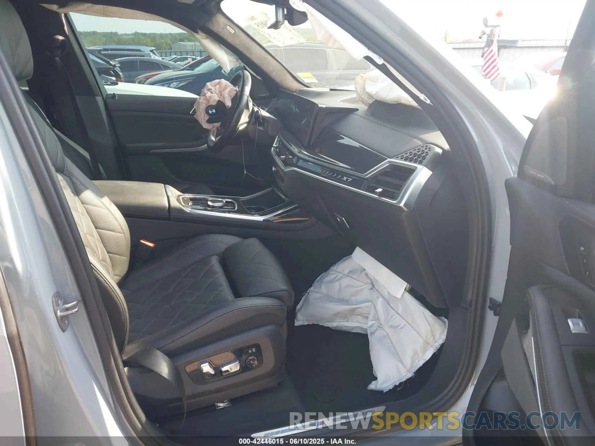 5 Photograph of a damaged car 5UX23EM03P9P71869 BMW X7 2023