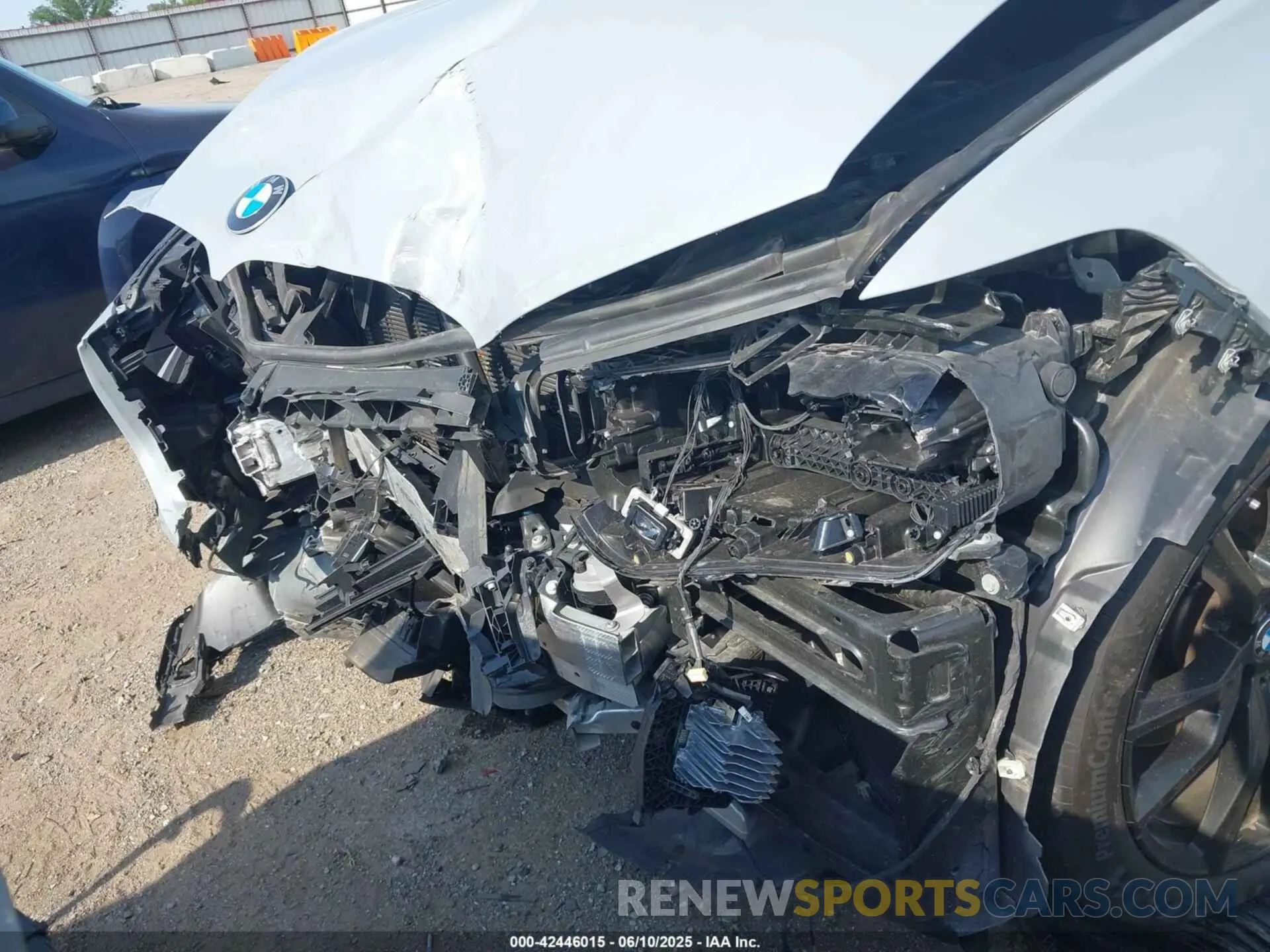 6 Photograph of a damaged car 5UX23EM03P9P71869 BMW X7 2023
