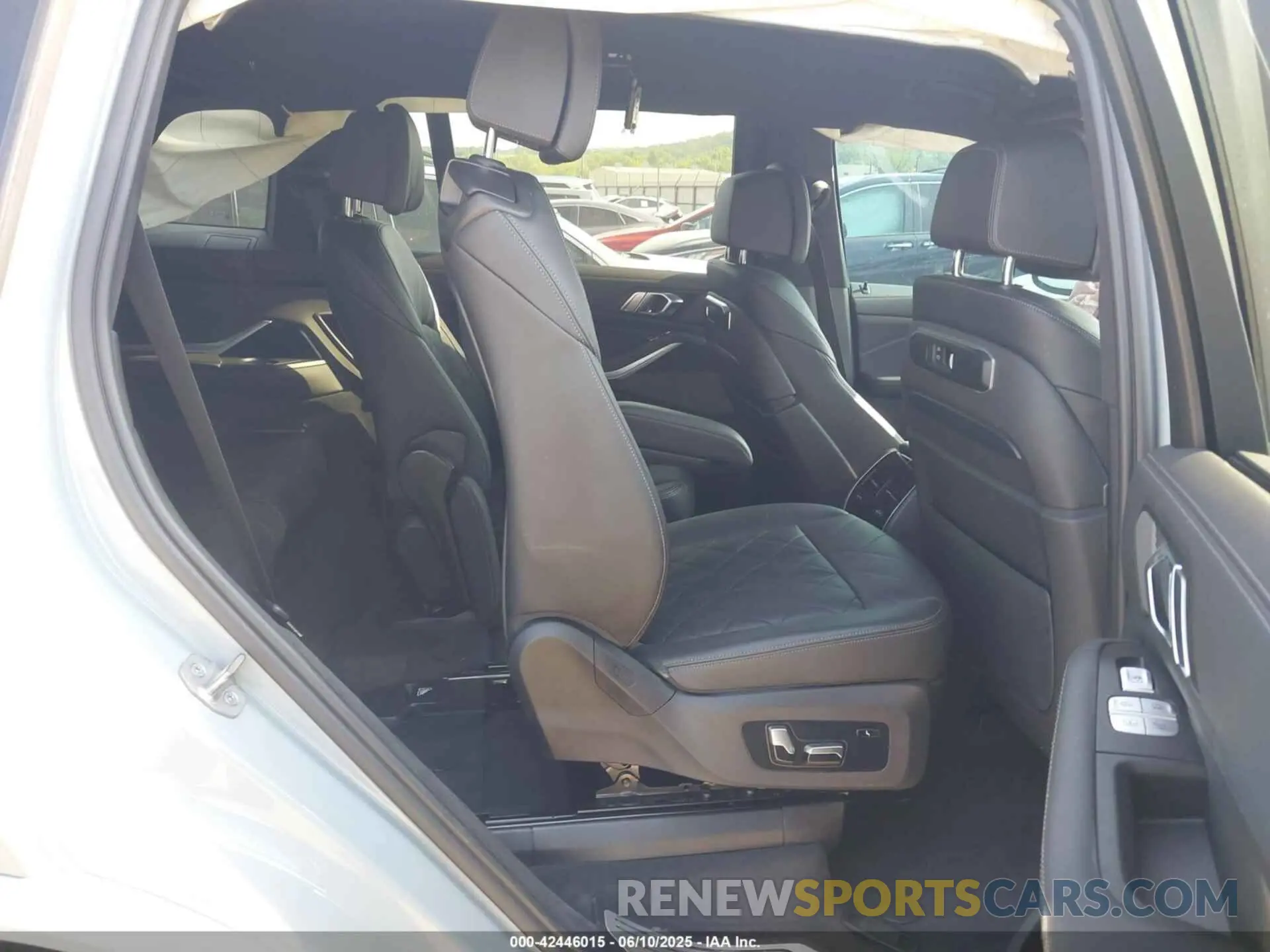 8 Photograph of a damaged car 5UX23EM03P9P71869 BMW X7 2023