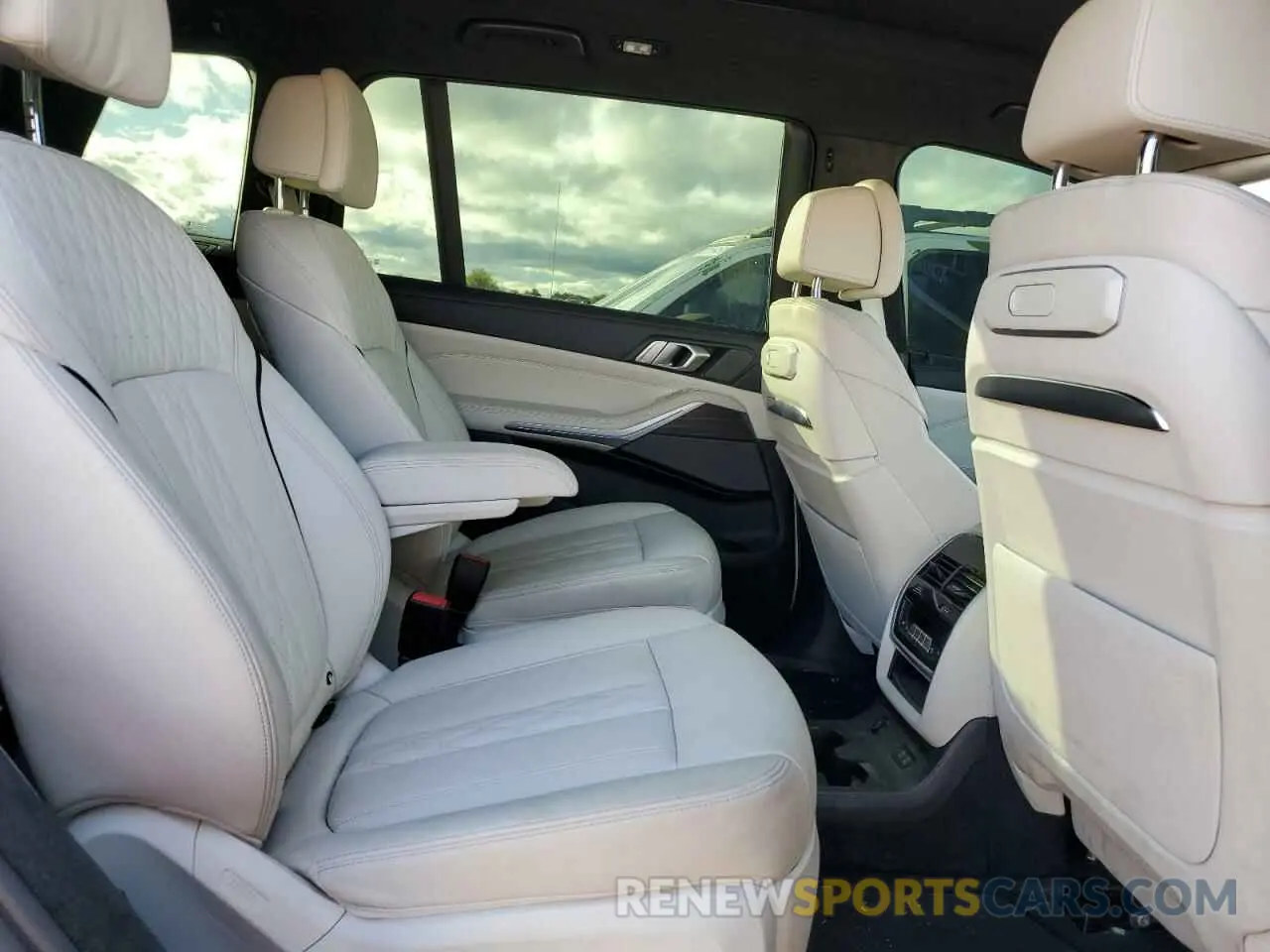 11 Photograph of a damaged car 5UX23EM04P9P02480 BMW X7 2023