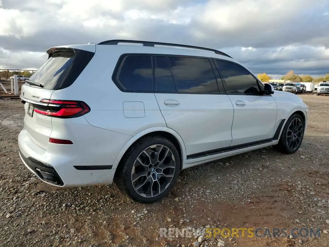 3 Photograph of a damaged car 5UX23EM04P9P02480 BMW X7 2023