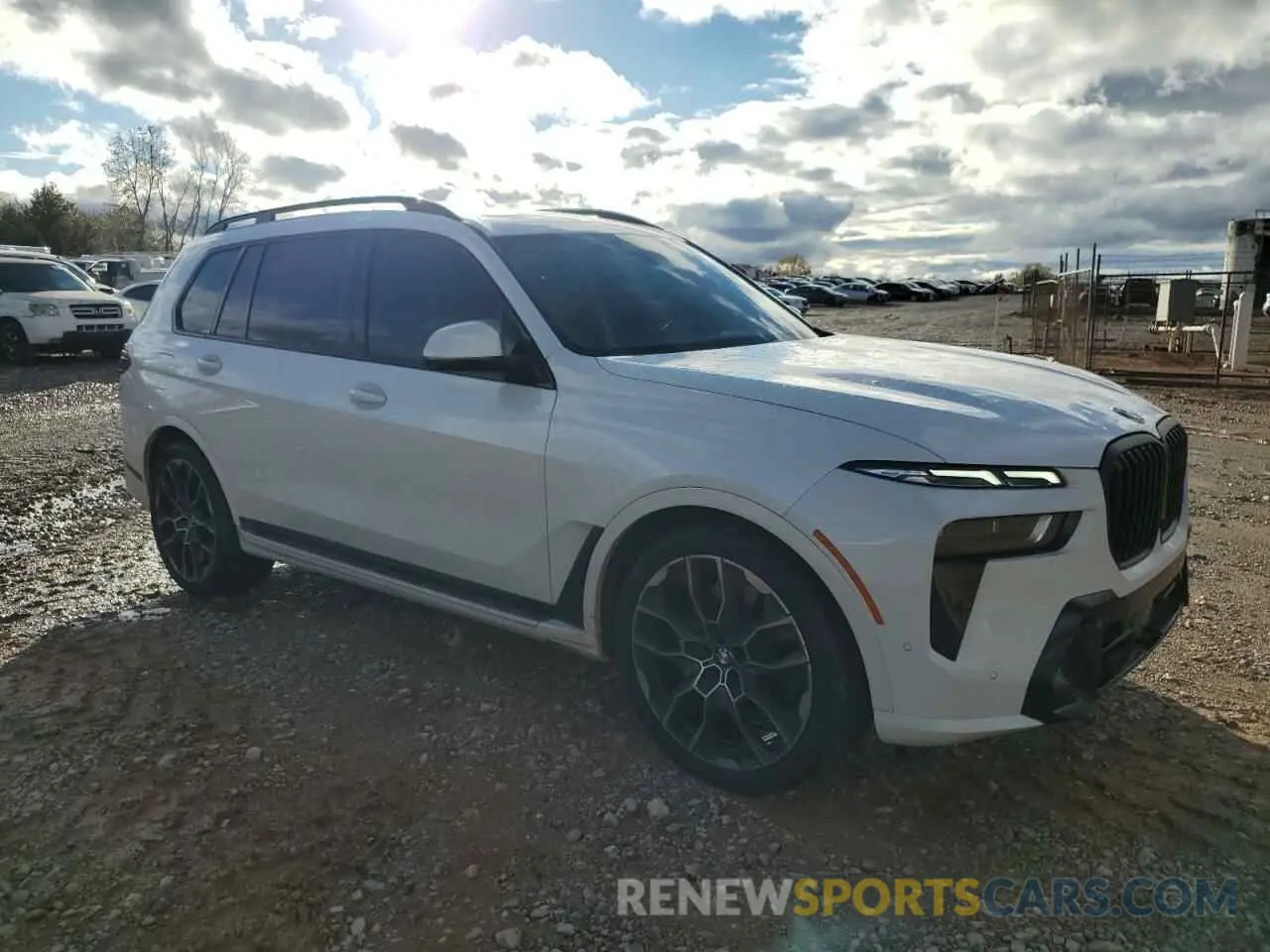 4 Photograph of a damaged car 5UX23EM04P9P02480 BMW X7 2023