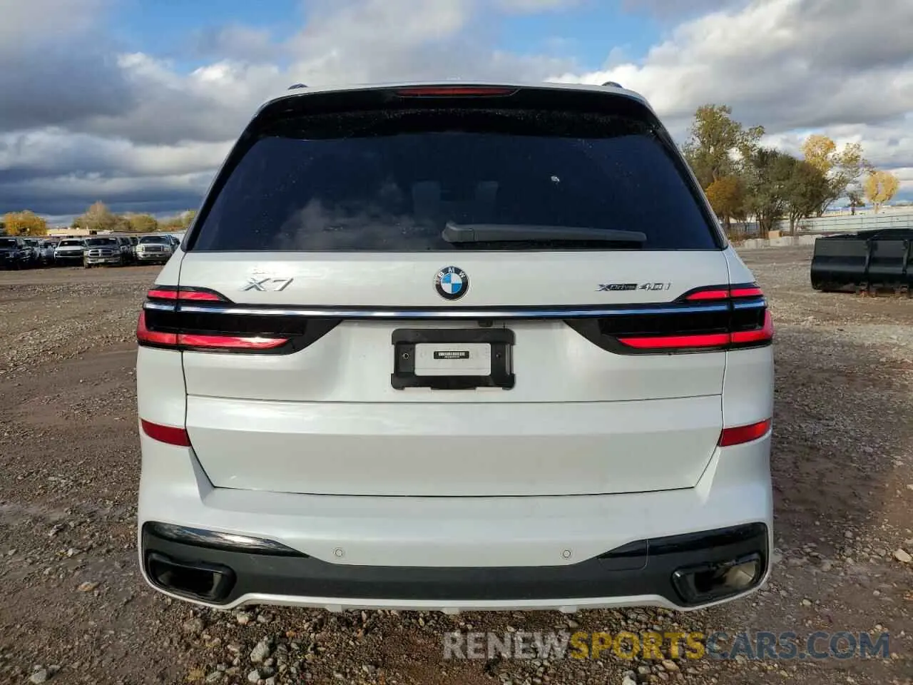 6 Photograph of a damaged car 5UX23EM04P9P02480 BMW X7 2023