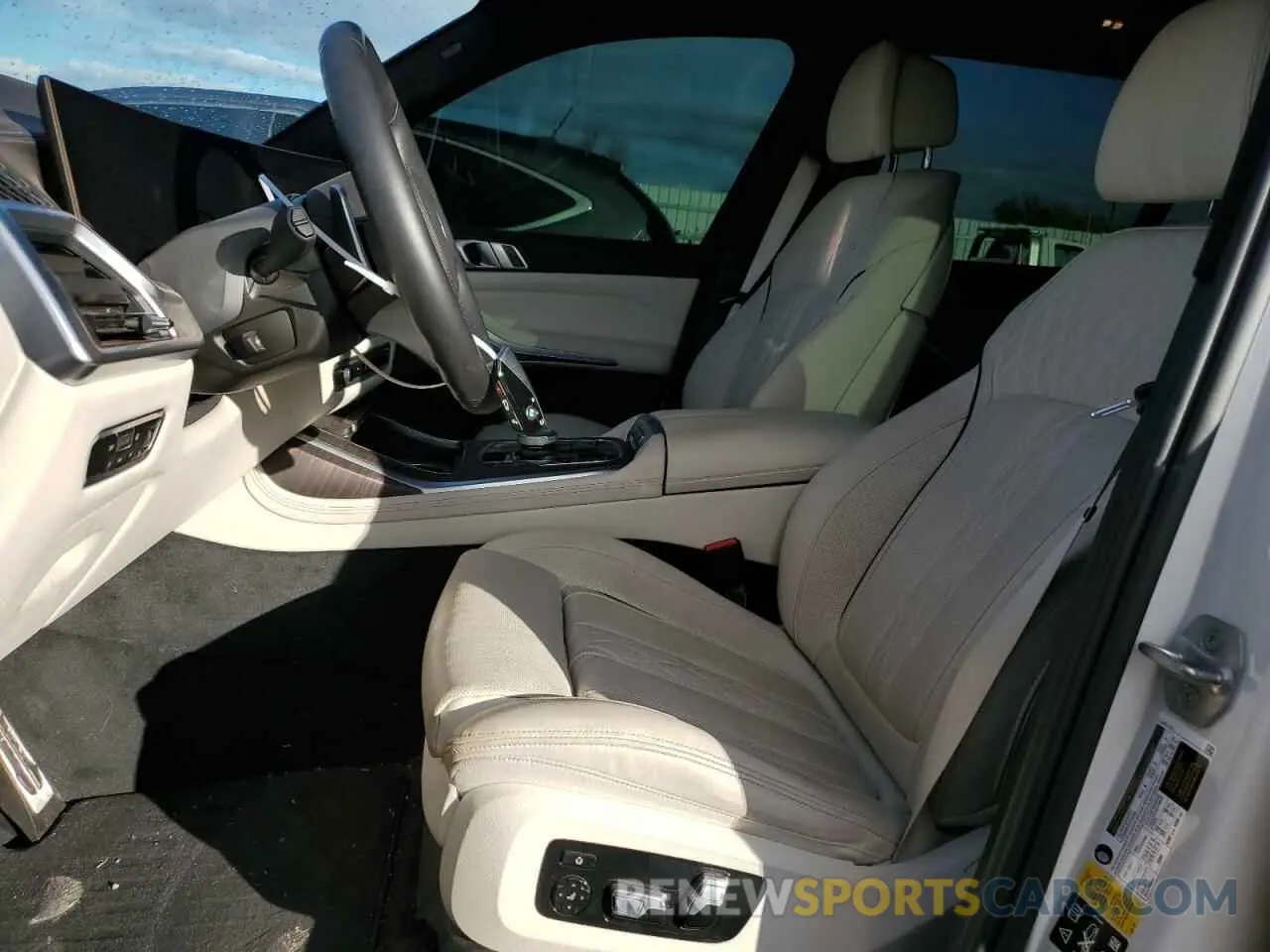 7 Photograph of a damaged car 5UX23EM04P9P02480 BMW X7 2023