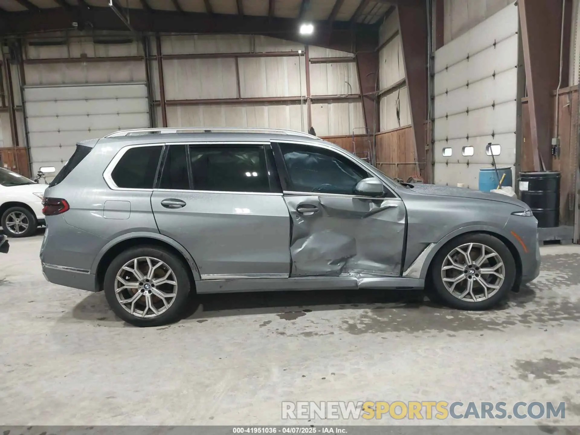 13 Photograph of a damaged car 5UX23EM06P9R39875 BMW X7 2023