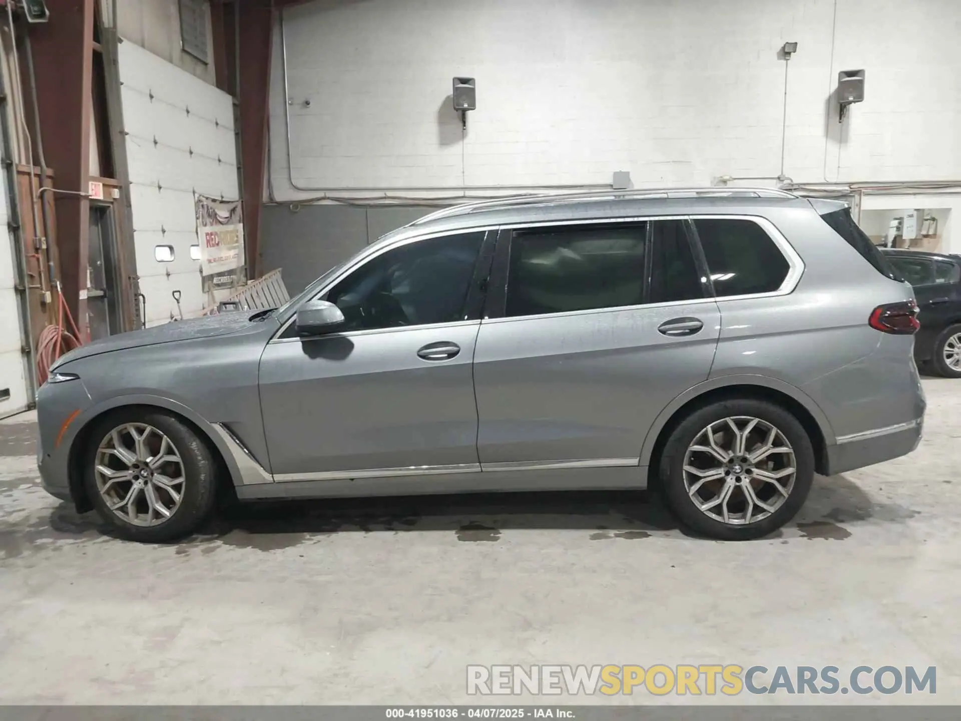 14 Photograph of a damaged car 5UX23EM06P9R39875 BMW X7 2023