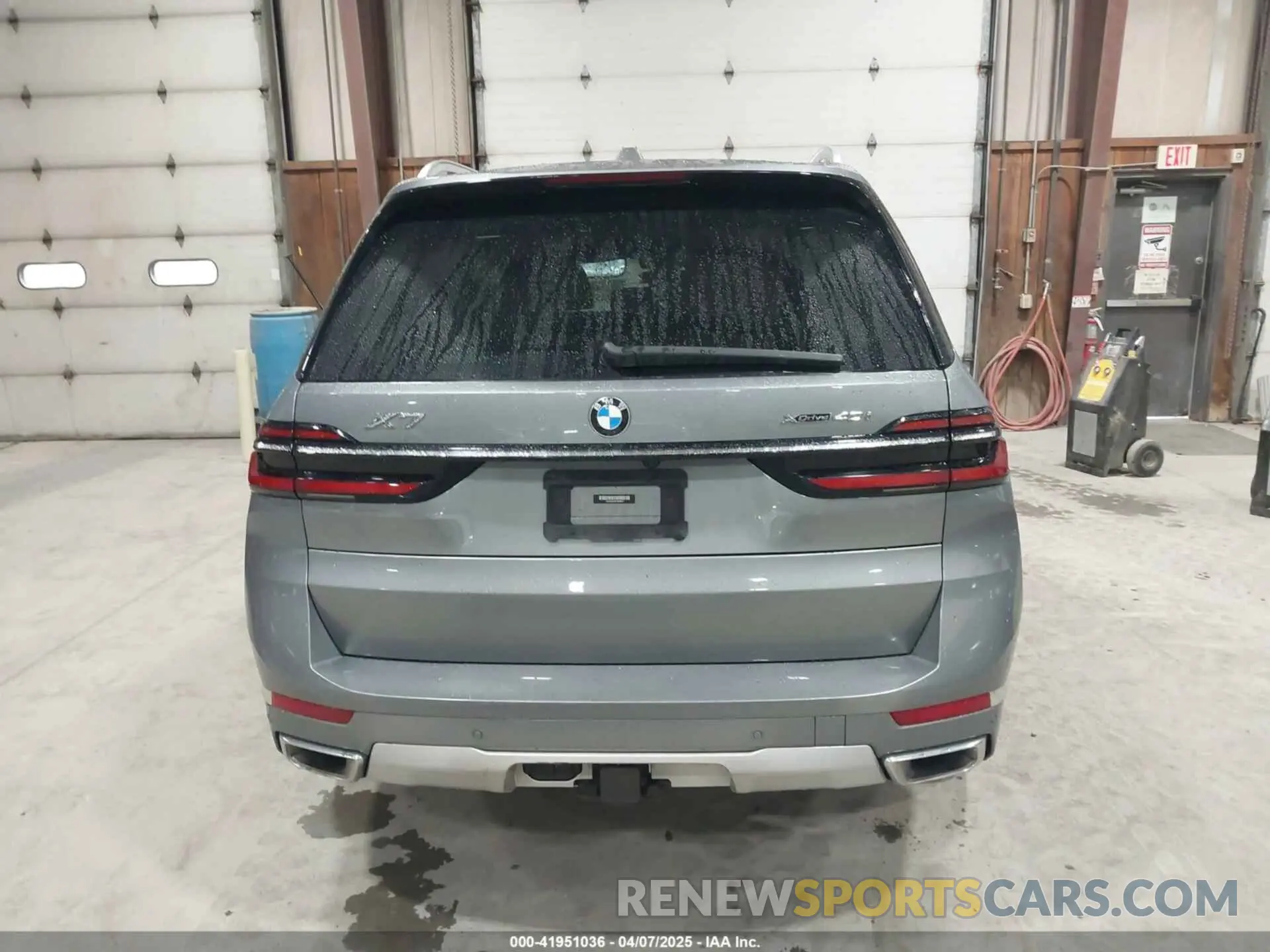 16 Photograph of a damaged car 5UX23EM06P9R39875 BMW X7 2023