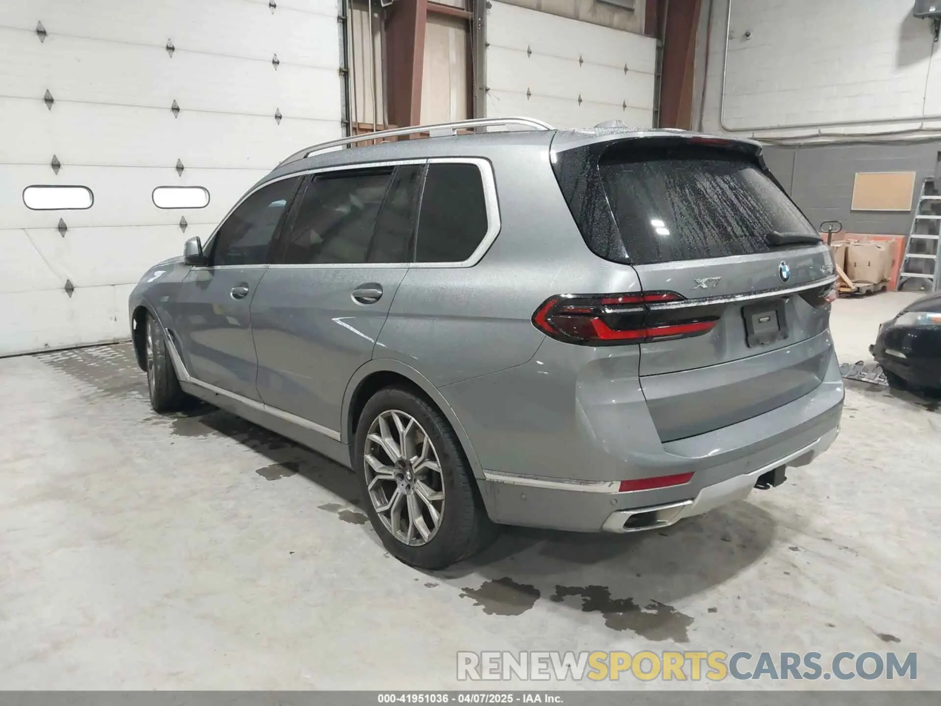 3 Photograph of a damaged car 5UX23EM06P9R39875 BMW X7 2023