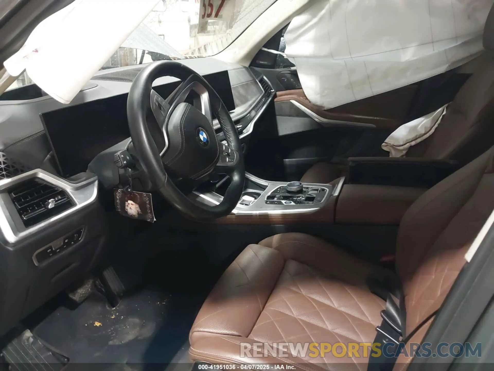 5 Photograph of a damaged car 5UX23EM06P9R39875 BMW X7 2023