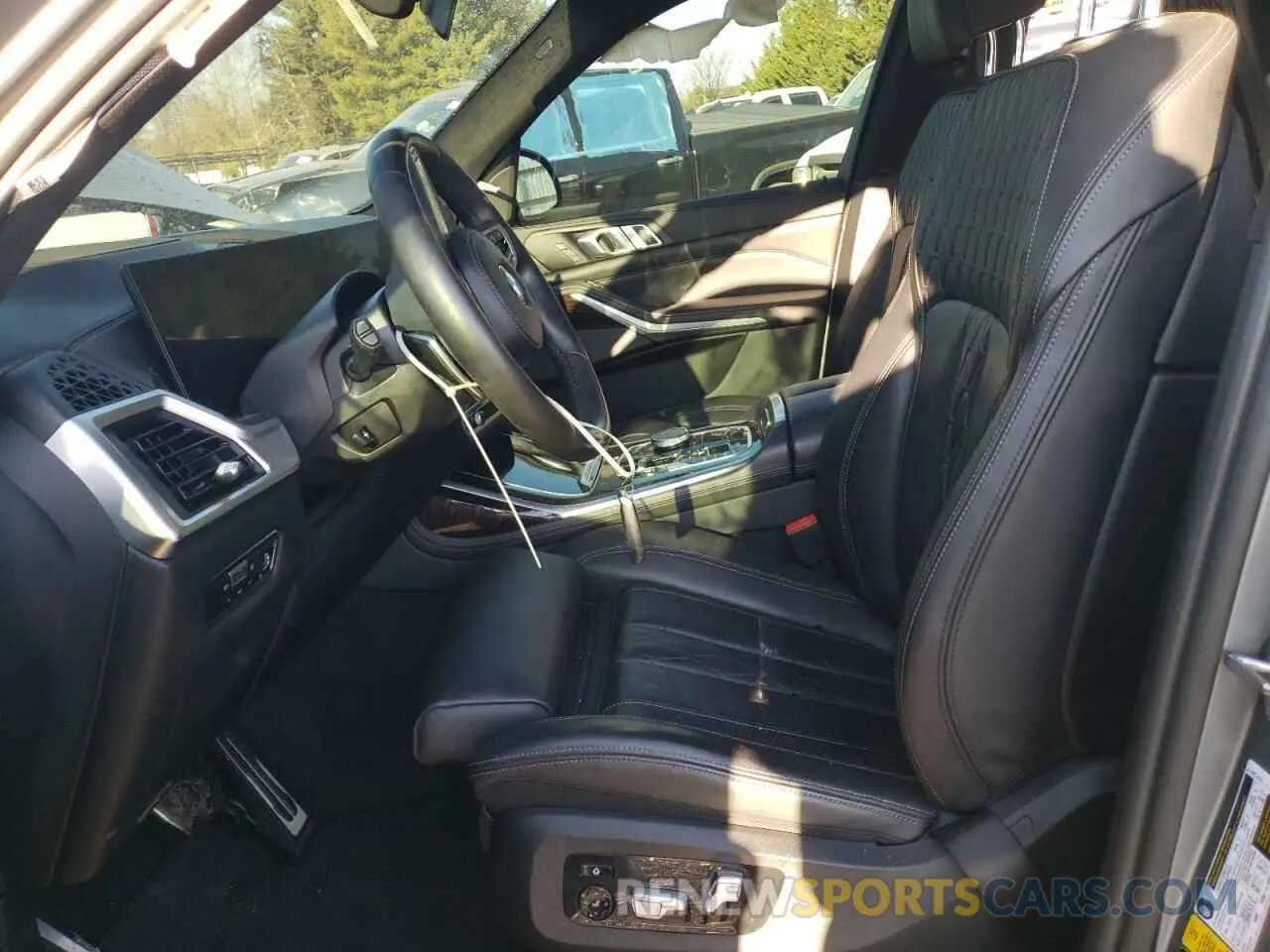 7 Photograph of a damaged car 5UX23EM07P9M76127 BMW X7 2023