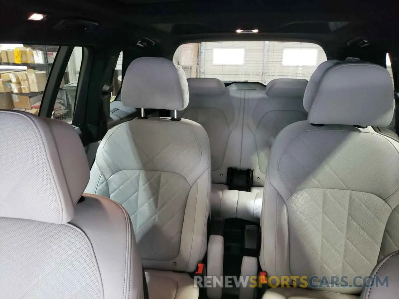 10 Photograph of a damaged car 5UX23EM07P9P50264 BMW X7 2023