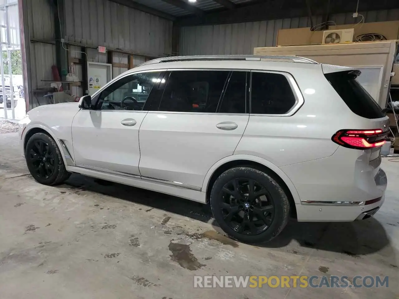 2 Photograph of a damaged car 5UX23EM07P9P50264 BMW X7 2023
