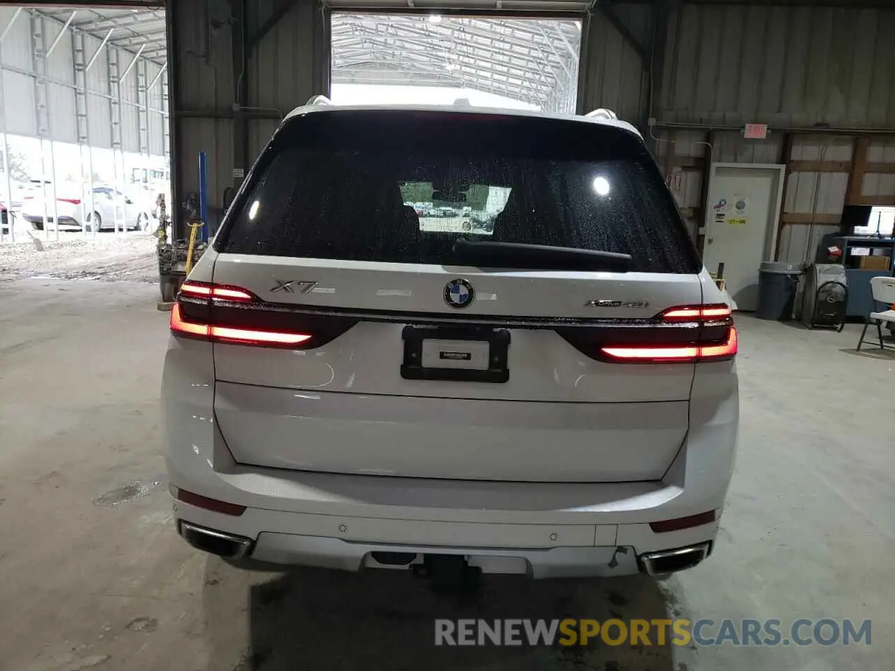6 Photograph of a damaged car 5UX23EM07P9P50264 BMW X7 2023