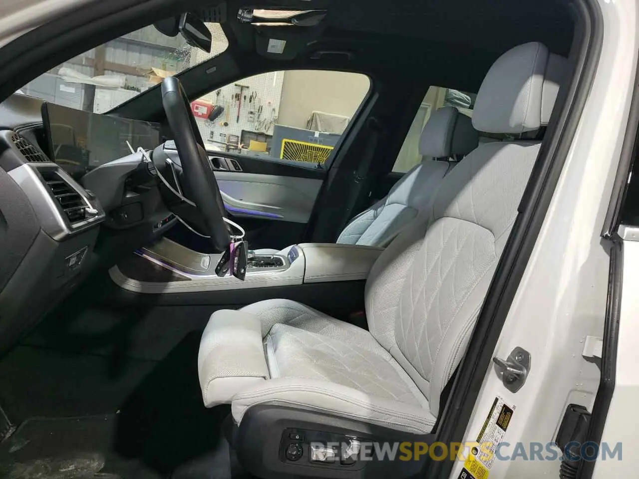 7 Photograph of a damaged car 5UX23EM07P9P50264 BMW X7 2023