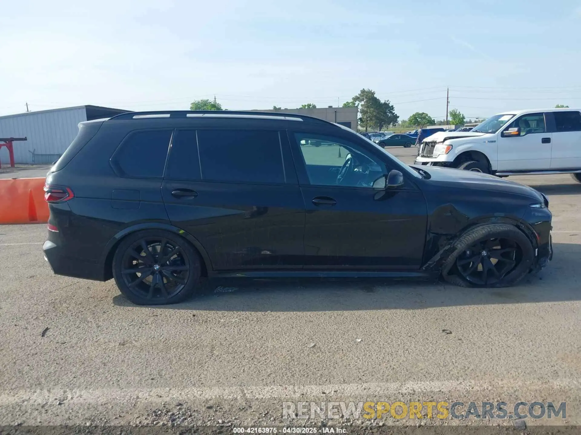 13 Photograph of a damaged car 5UX23EM07P9R52893 BMW X7 2023