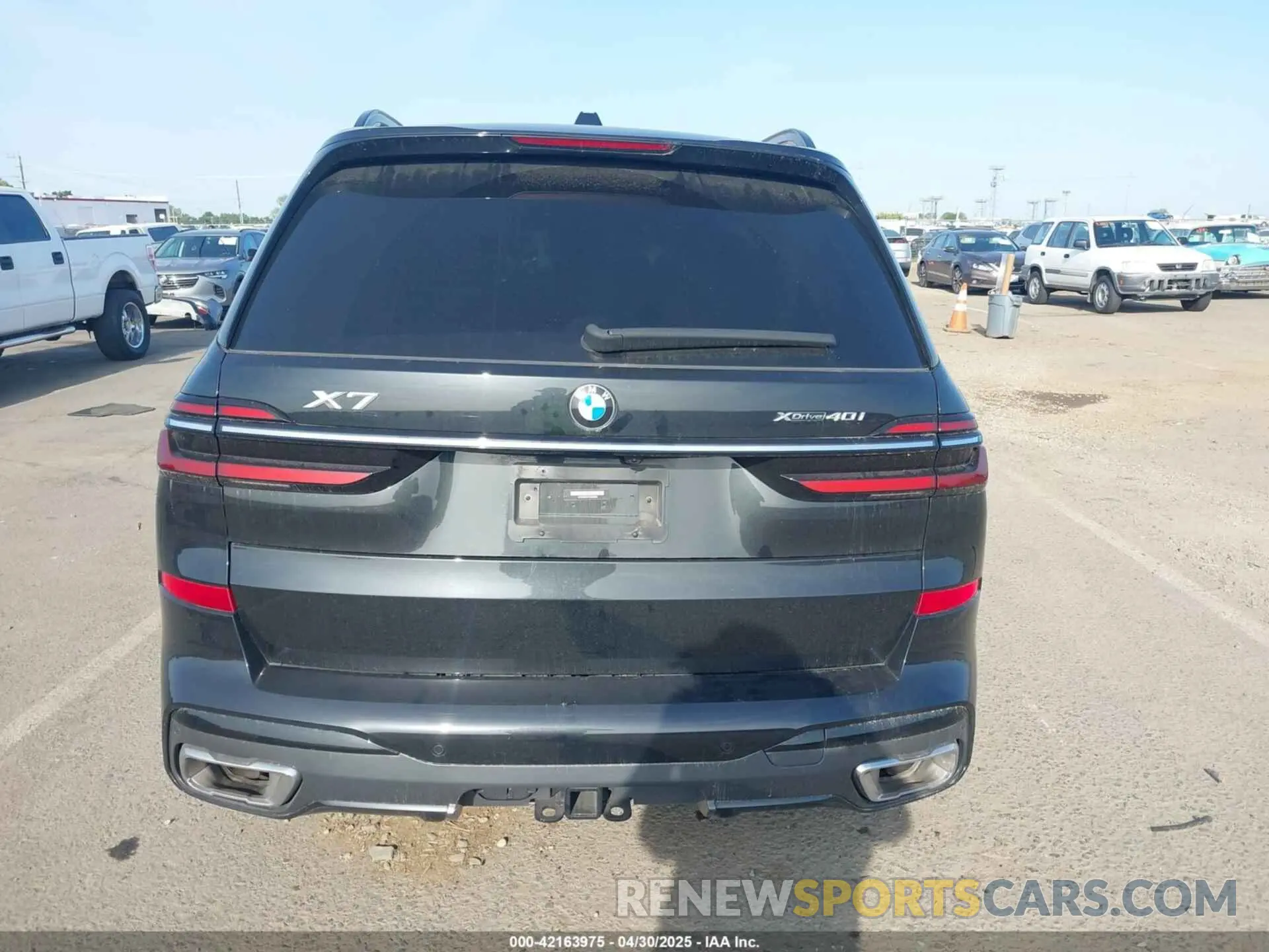 16 Photograph of a damaged car 5UX23EM07P9R52893 BMW X7 2023