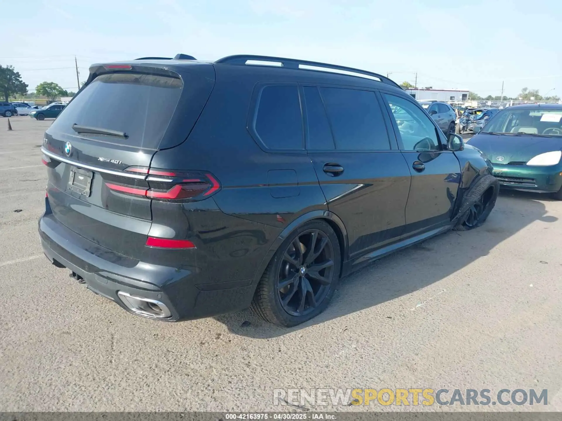 4 Photograph of a damaged car 5UX23EM07P9R52893 BMW X7 2023