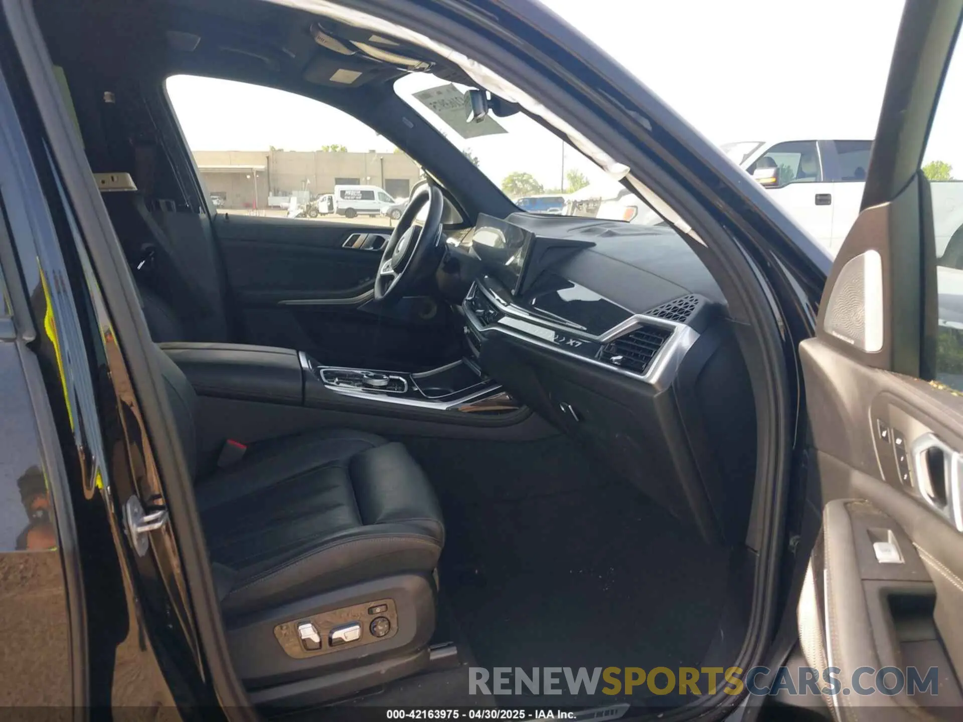 5 Photograph of a damaged car 5UX23EM07P9R52893 BMW X7 2023