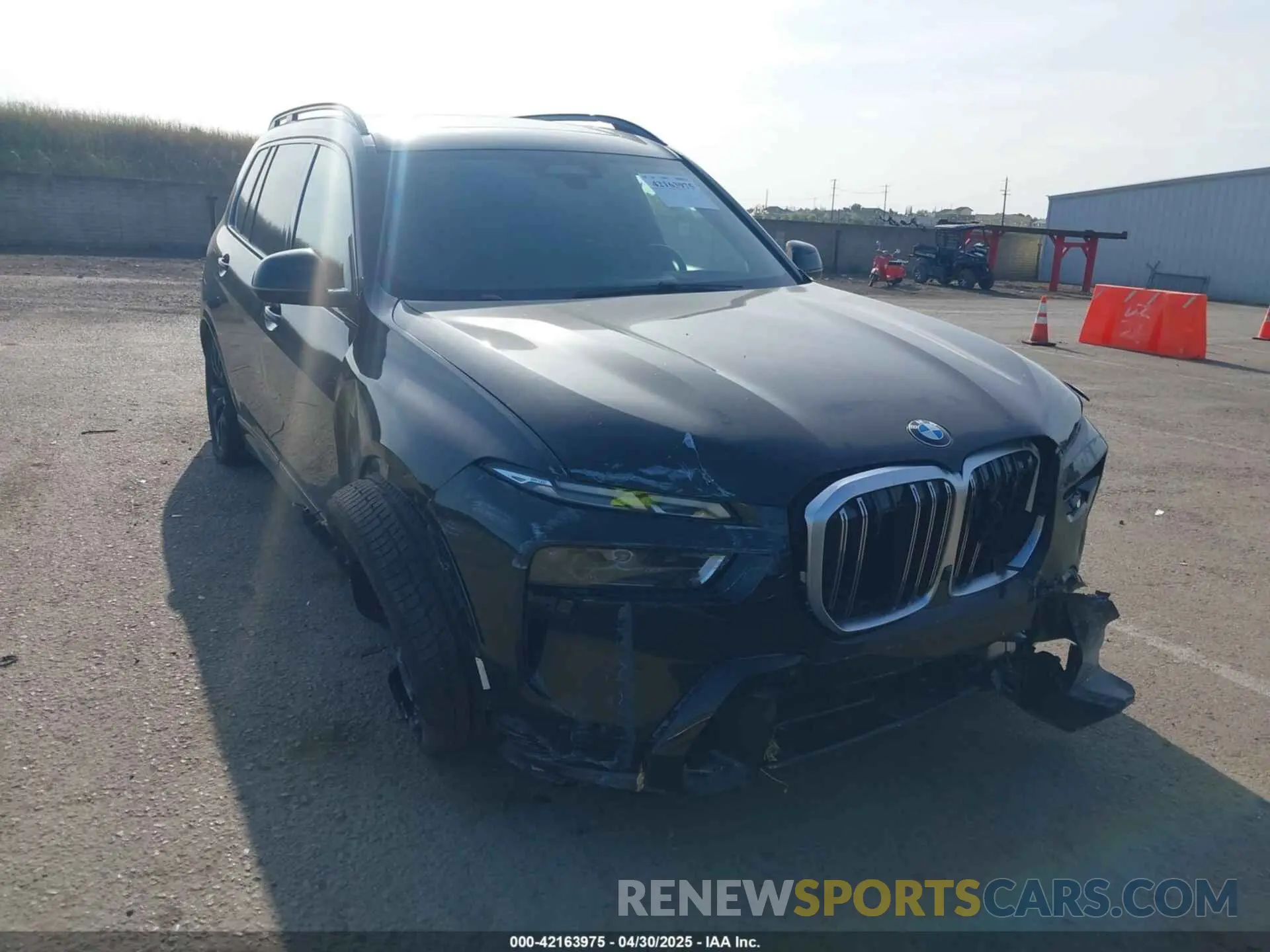 6 Photograph of a damaged car 5UX23EM07P9R52893 BMW X7 2023