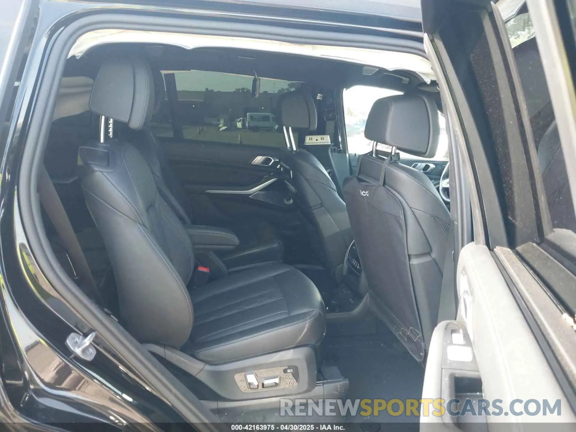 8 Photograph of a damaged car 5UX23EM07P9R52893 BMW X7 2023
