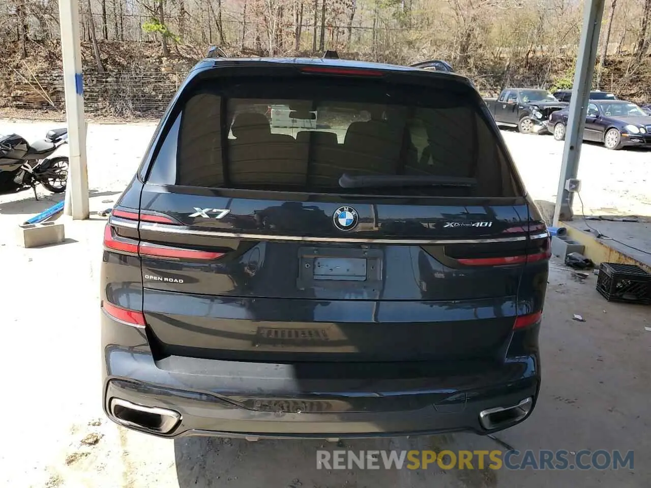 6 Photograph of a damaged car 5UX23EM07P9R68656 BMW X7 2023
