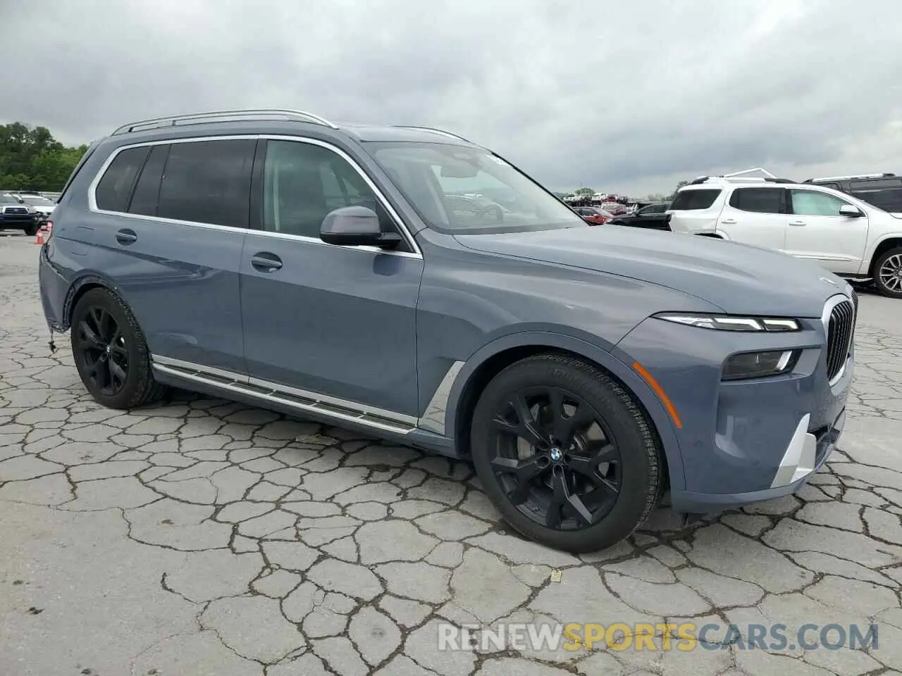 4 Photograph of a damaged car 5UX23EM08P9N85017 BMW X7 2023