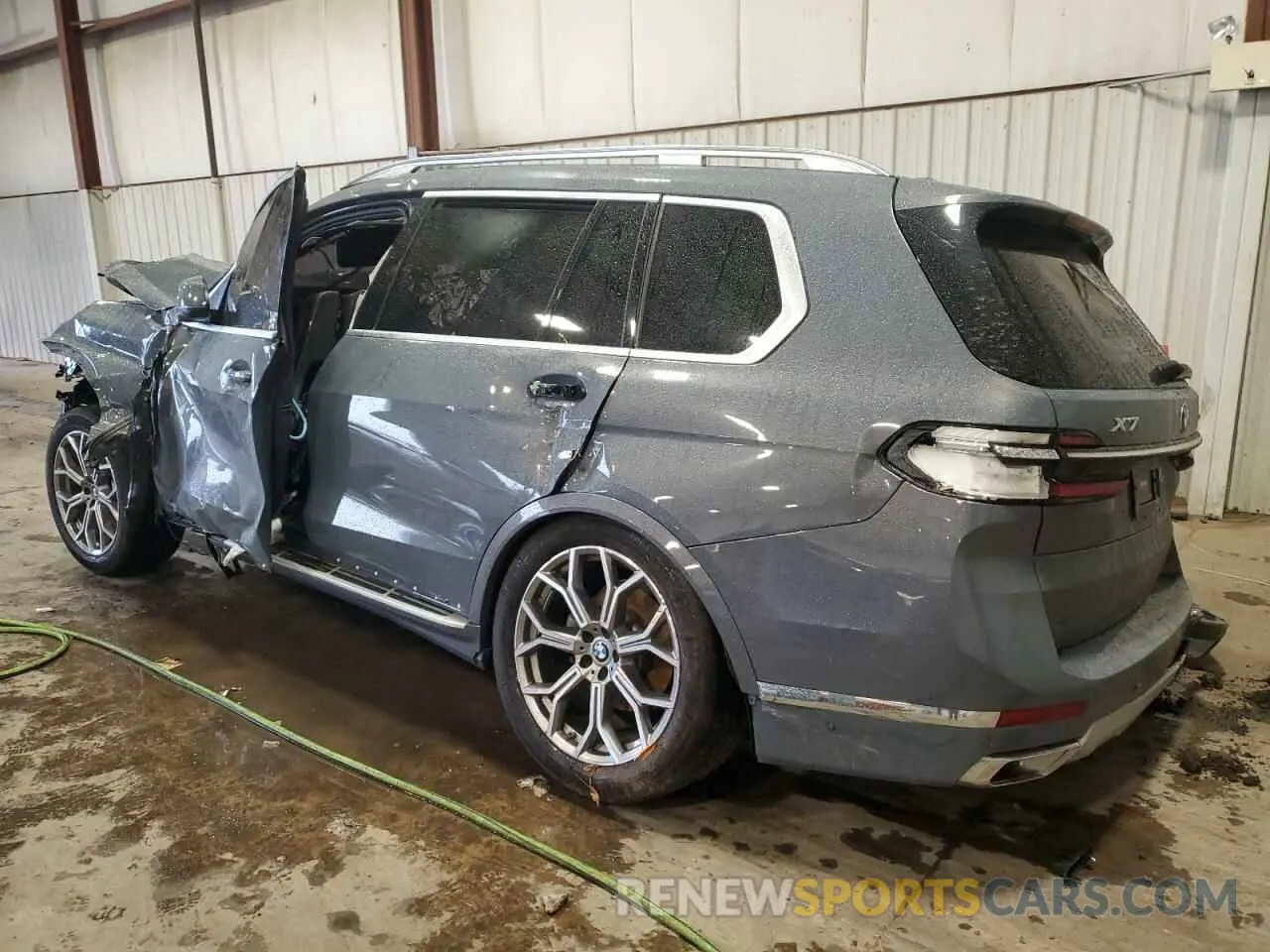 2 Photograph of a damaged car 5UX23EM08P9P47759 BMW X7 2023